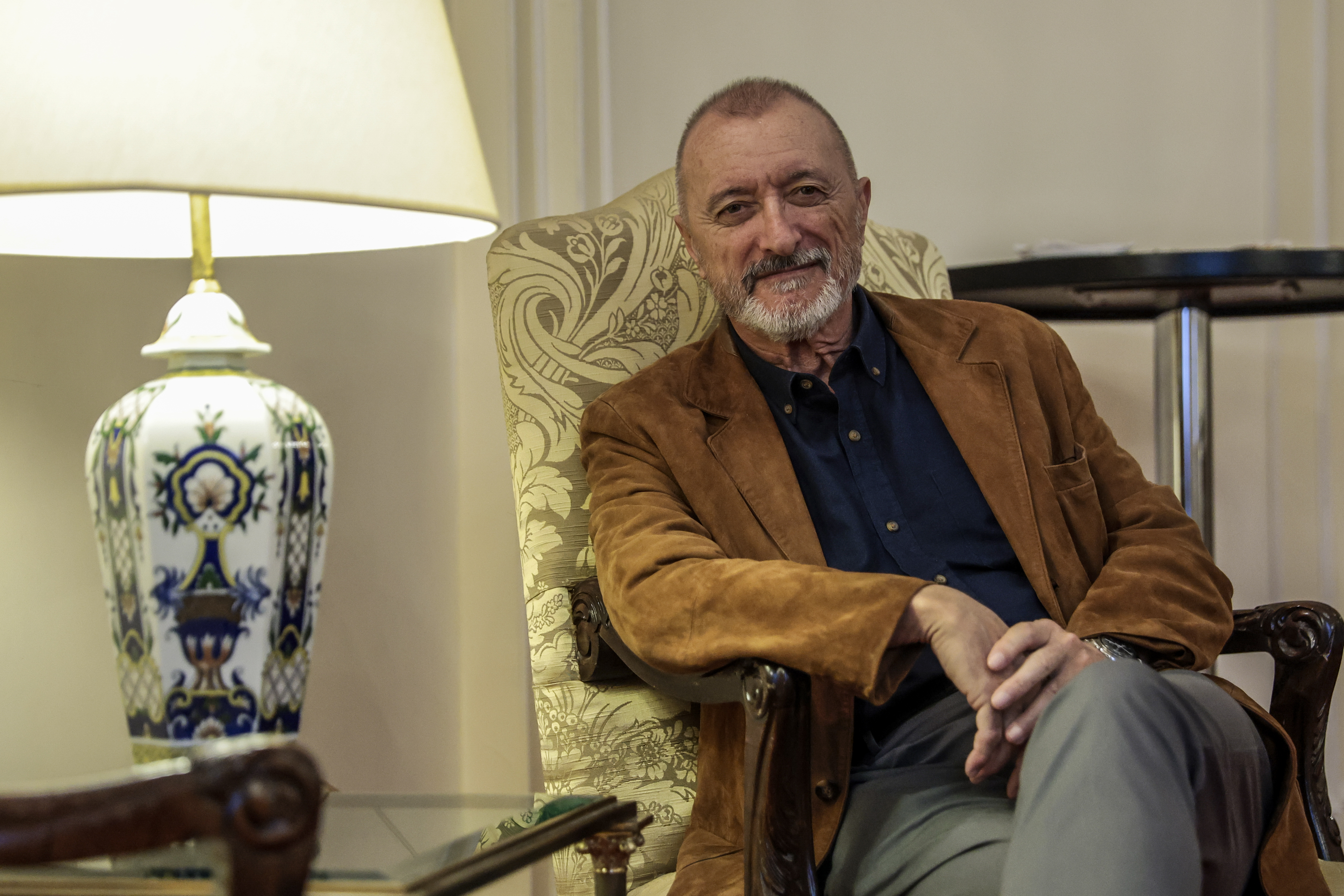 AME7584. BUENOS AIRES (ARGENTINA), 06/05/2023.- El escritor Arturo Pérez-Reverte posa durante una entrevista con EFE el 4 de mayo de 2022, en Buenos Aires (Argentina). Pérez-Reverte, "don Arturo" para sus lectores, se siente un hombre con suerte, que hizo en su juventud un "máster de vida" como periodista de guerra y vivió en carne propia el mundo que había leído en los libros. "Yo no tuve ambiciones. Yo quería vivir", afirma el hoy célebre novelista en una charla con EFE en la que es tajante: "Yo nunca tendré un Premio Nobel". EFE/ Juan Ignacio Roncoroni