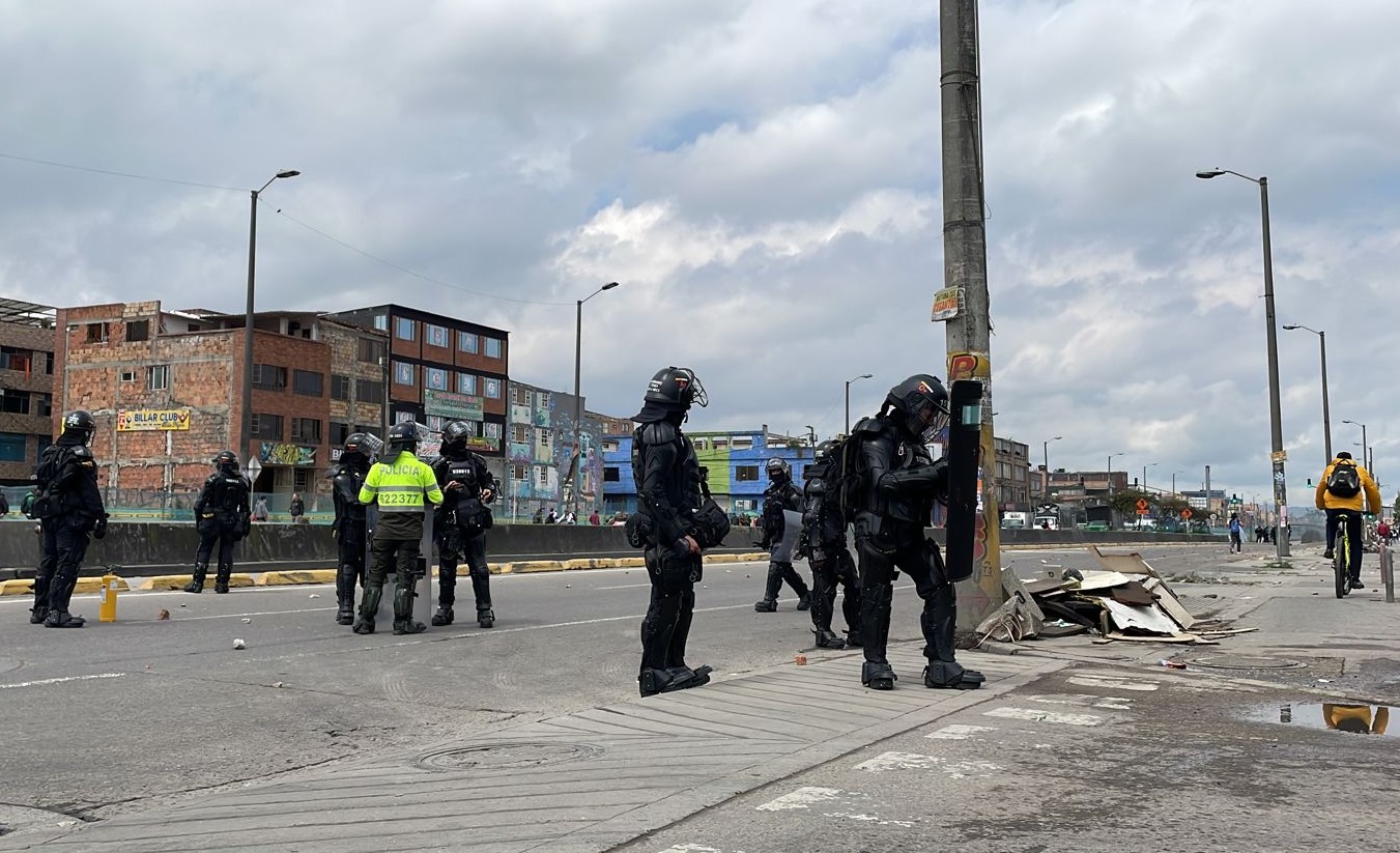 Uniformados del Esmad hacen presencia sobre toda la avenida Ciudad de Cali, para intentar dispersar a los manifestantes.
