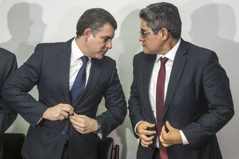 Los fiscales destituidos, Rafael Vela y José Domingo Pérez, durante una rueda de prensa realizada ayer. / AFP