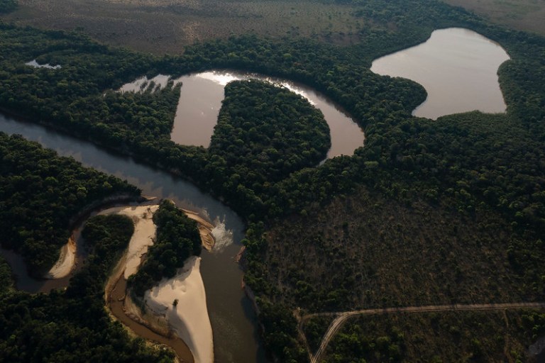 La subzona hidrográfica de este territorio es considerada un sistema hídrico único que mantiene una conexión directa con ríos andinos del Meta.