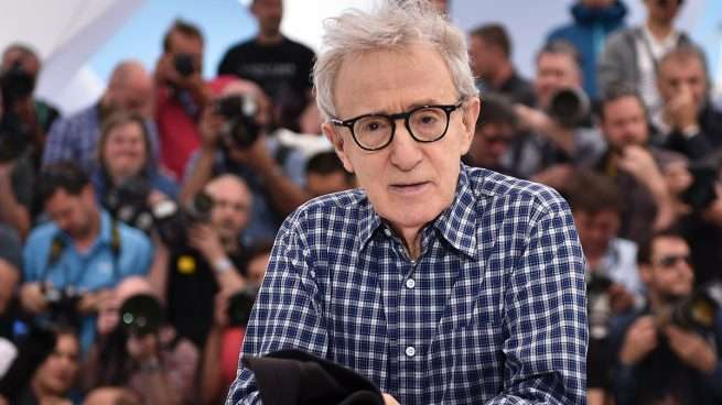 Woody Allen y Soon-Yi, quien es la hija adoptiva de la expareja del director, se casaron en privado y por sorpresa en 1997 en Venecia.