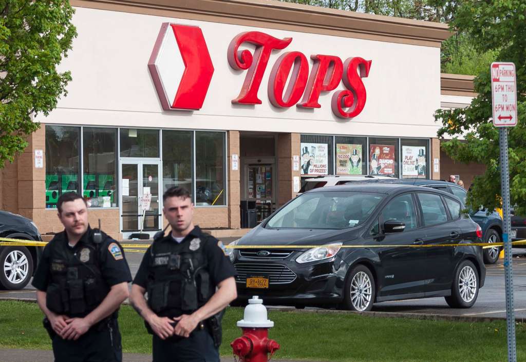 Buffalo (United States), 15/05/2022.- Police officers on the scene of a mass shooting at the Tops Friendly Market grocery store in Buffalo, New York, USA, 14 May 2022. A gunman, who has been taken into custody by police, reportedly opened fire at the market killing as many as 10 people. (Incendio, Abierto, Estados Unidos, Búfalo, Nueva York) EFE/EPA/BRANDON WATSON