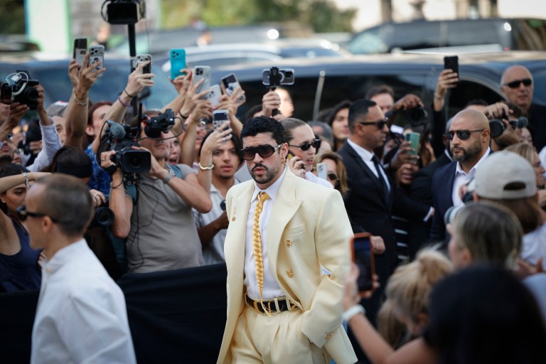 En fotos: Bad Bunny, Chiara Ferragni y otros invitados al desfile de Schiaparelli