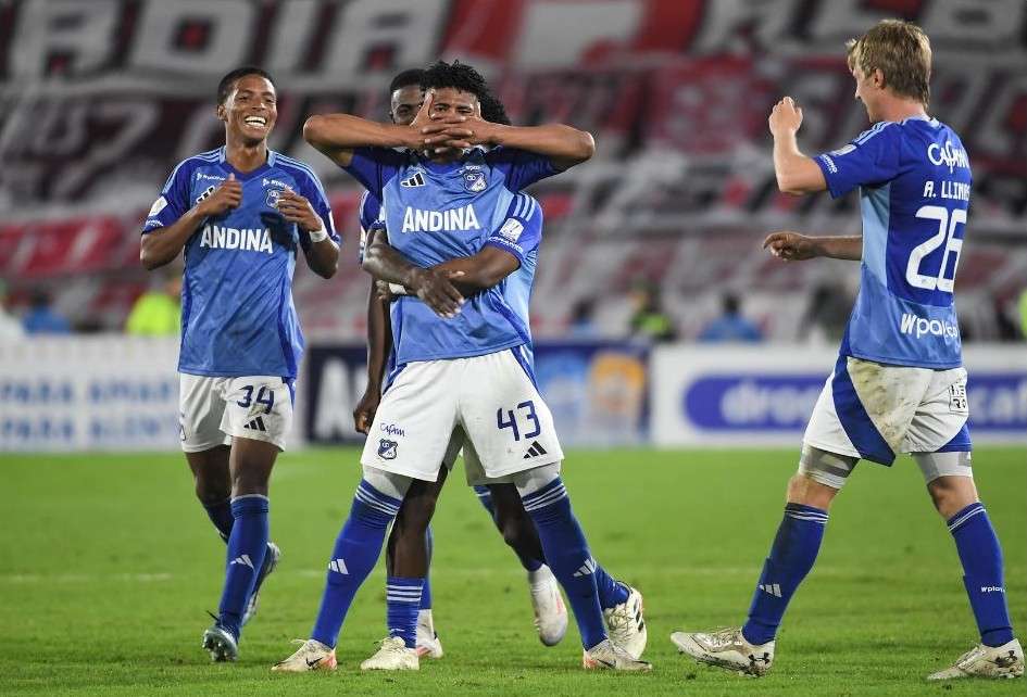 Luis Marimón (43), marcó el primer gol en el triunfo de Millonarios sobre Santa Fe.