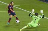 Iniesta espera una mejor oferta para renovar con el Barcelona