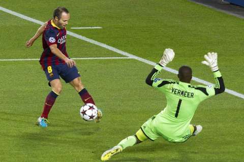 Iniesta espera una mejor oferta para renovar con el Barcelona