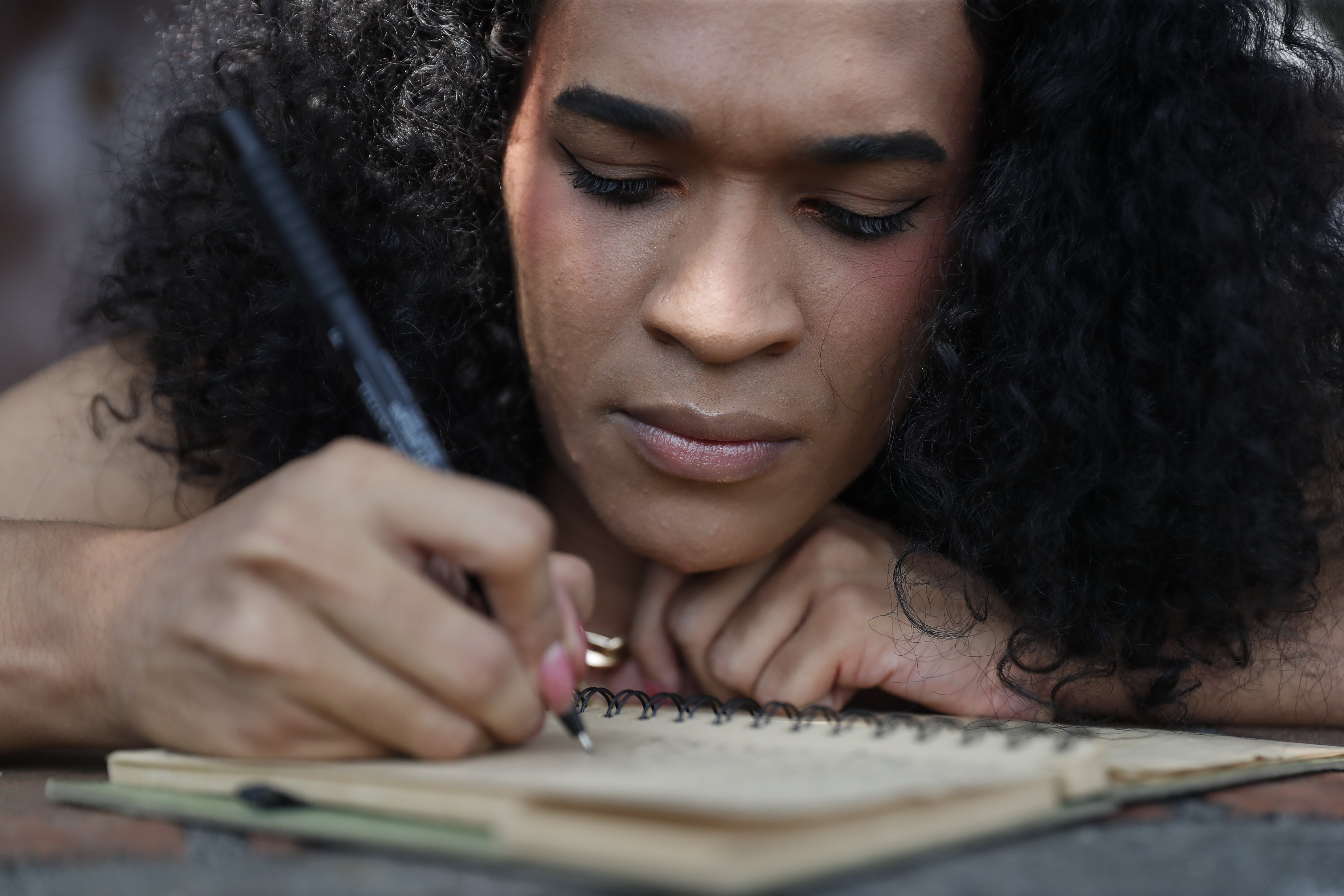 AME5466. CALI (COLOMBIA), 09/06/2023.- La escritora Flor Bárcenas posa durante una entrevista con EFE el 3 de junio de 2023 en Cali (Colombia). Representar y visibilizar las voces de las mujeres transexuales en la poesía es la misión que Flor Bárcenas asumió desde la publicación de su libro "Bramidos de agua dulce", en el que explora su "negritud" e "identidad trans", al tiempo que desafía las expectativas de un canon literario que no espera el "florecimiento" de este colectivo en las letras. EFE/Ernesto Guzmán