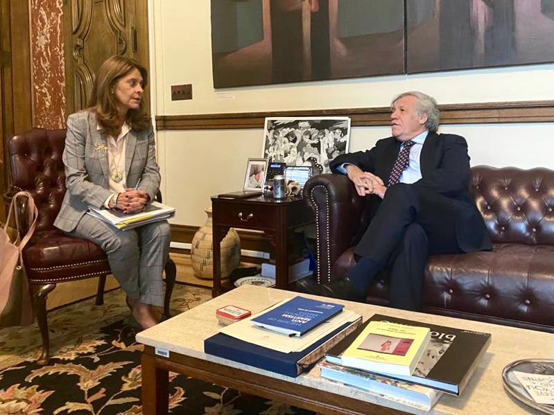 La canciller Marta Lucía Ramírez junto con el secretario general de la OEA, Nicolás Almagro.