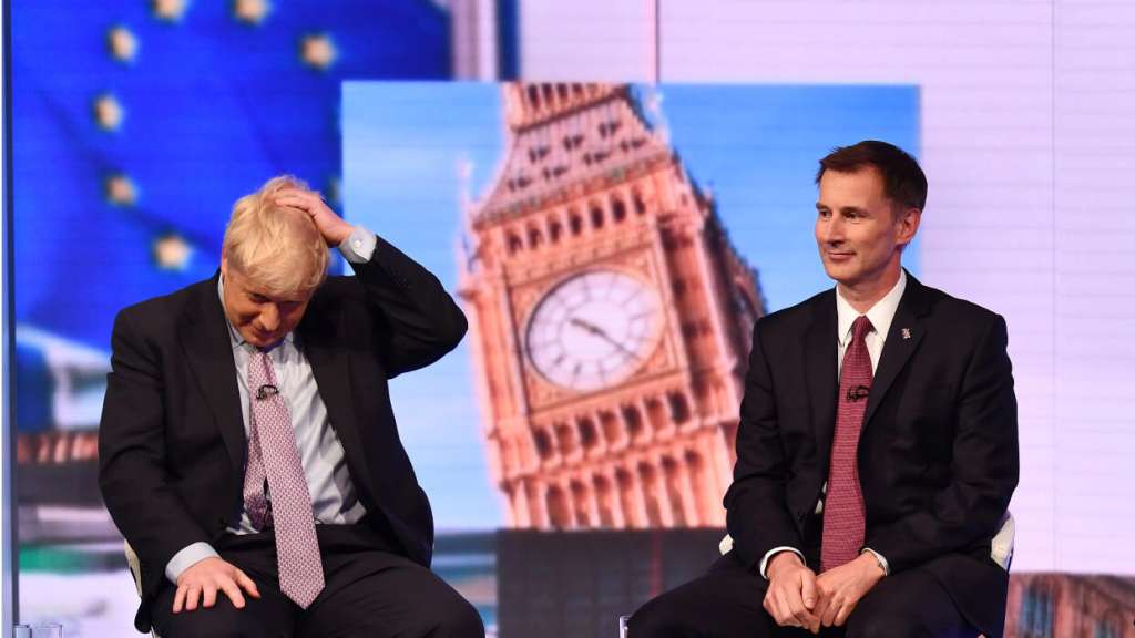 Boris Johnson junto a Jeremy Hunt en un debate televisivo. / AFP