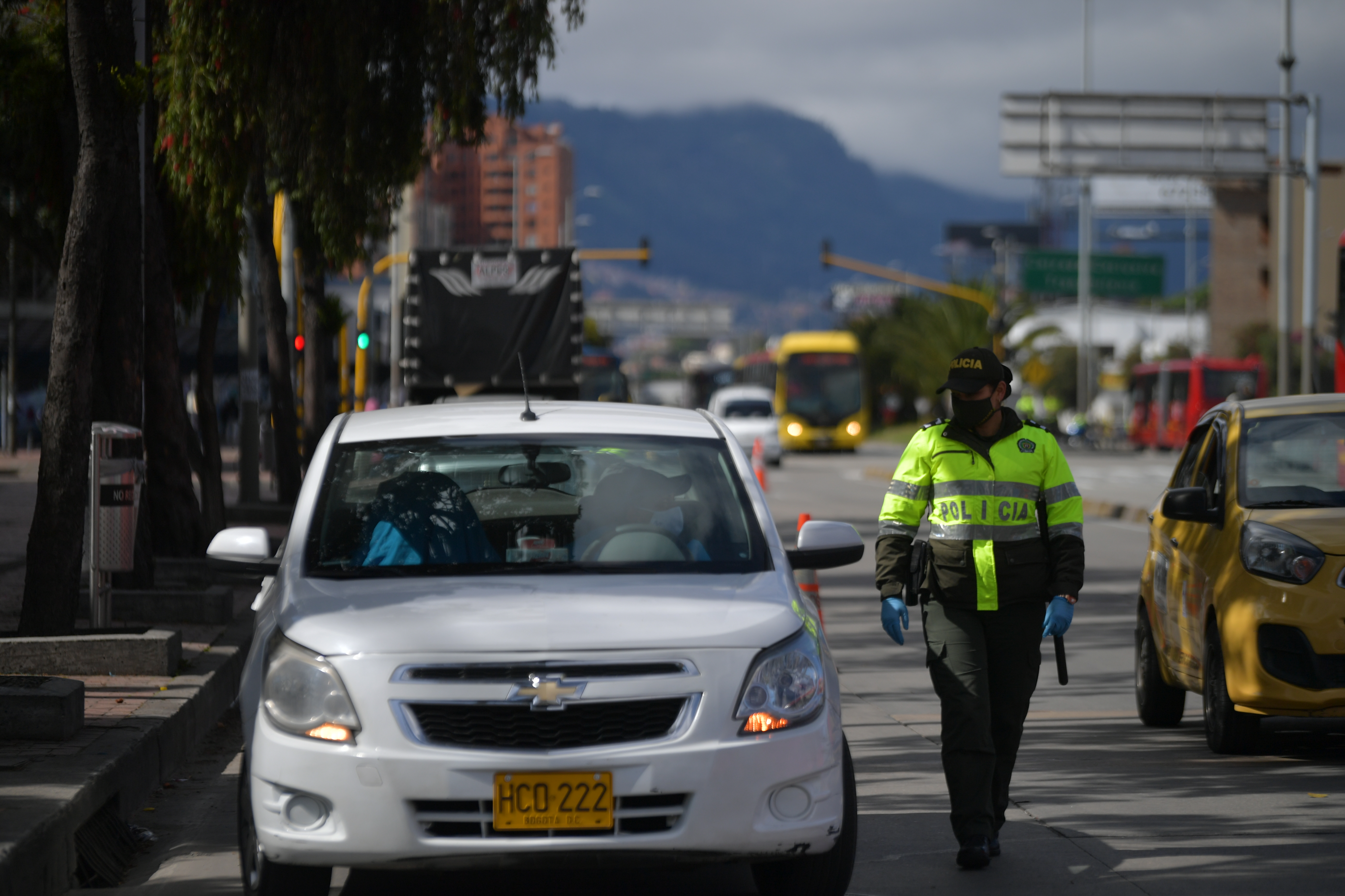 Aspectos de calles y puestos de control vehicular en la localidad de Suba, zona que entró en cuarentena estricta aunte el aumento de casos de coronavirus covid – 19