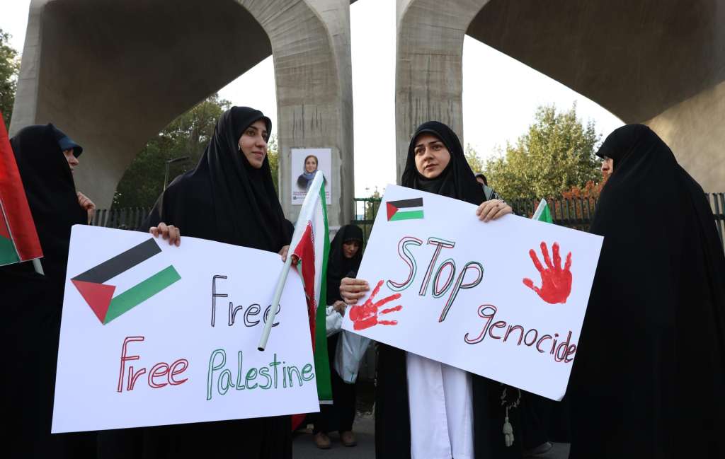 TEHRAN (IRAN(Islamic Republic Of)), 25/08/2025.- Members of Iranian medical service personnel take part in an anti-Israeli protest to show their solidarity with people and medical personnel in Gaza, in Tehran, Iran, 25 August 2025. Members of Iranian medical personnel, including doctors, nurses, take part during anti-Israeli protest in Tehran to show their solidarity with Palestinian and medical personnel who have been killed in Gaza. (Protestas, Teherán) EFE/EPA/ABEDIN TAHERKENAREH