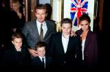 Victoria Beckham acude al colegio de su hijo en helicóptero