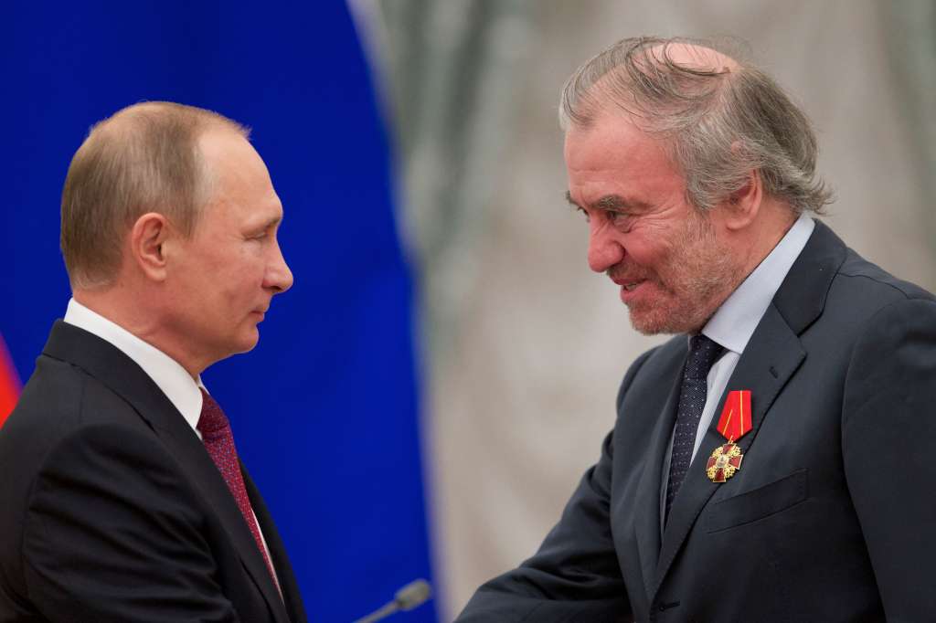 El presidente ruso, Vladimir Putin (izq.), estrecha la mano del director artístico del Teatro Mariinsky, Valery Gergiev, durante una ceremonia de entrega de premios en el Kremlin en Moscú el 22 de septiembre de 2016.