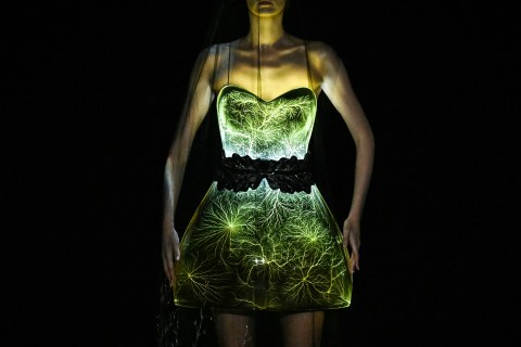 Así fue como la diseñadora Iris Van Herpen presentó el primer vestido con “plasma” del mundo