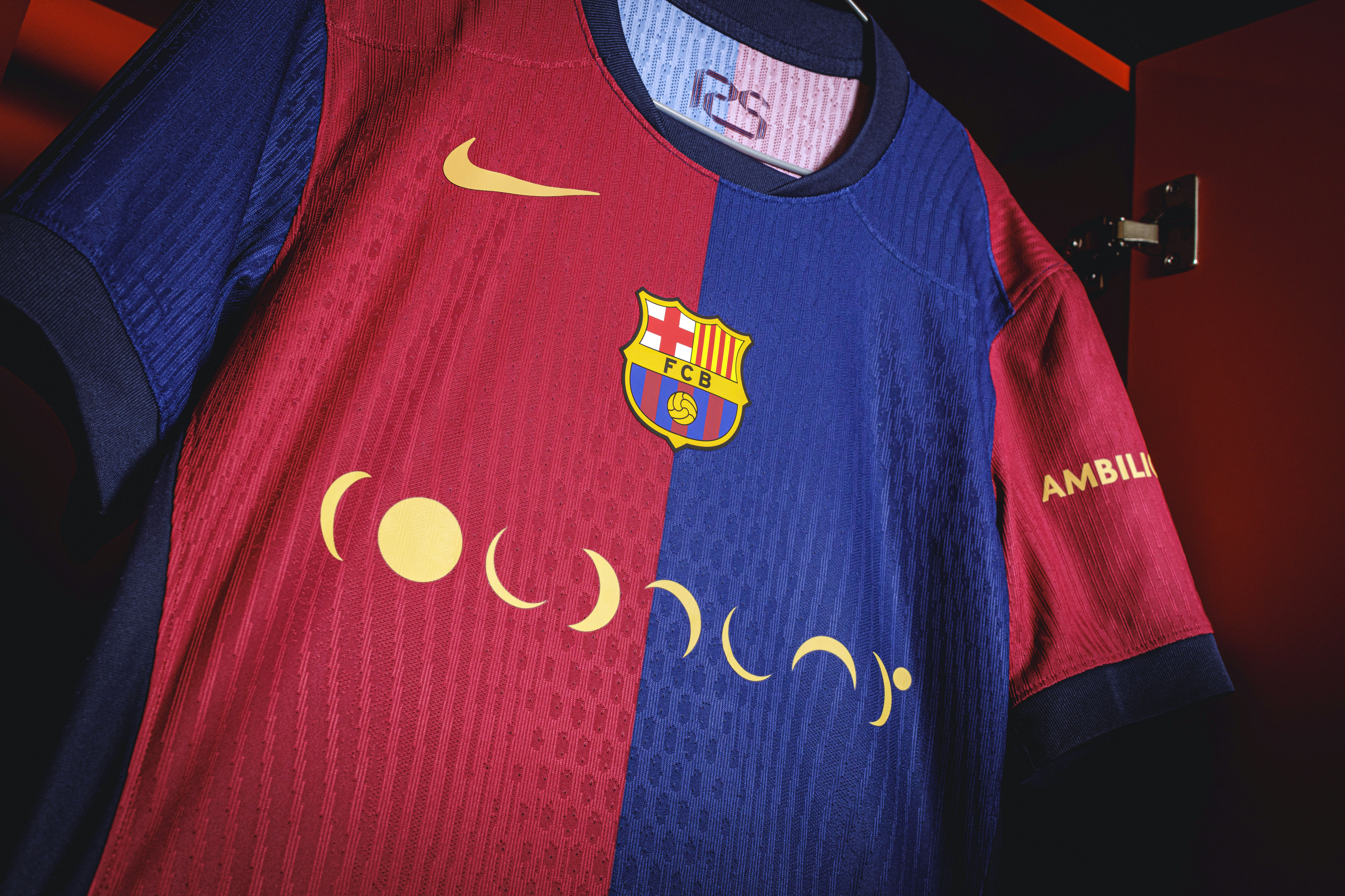 GRAFCAT9531. BARCELONA, 17/10/2024.- Detalle de la camiseta que el equipo masculino del FC Barcelona lucirá con el logotipo del grupo británico Coldplay en el partido del próximo 26 de octubre en el Bernabéu ante el Real Madrid, y que el femenino llevará el 2 de noviembre ante el Eibar, dentro del acuerdo que la entidad azulgrana mantiene con Spotify, uno de sus principales patrocinadores. EFE/FC Barcelona ***SÓLO USO EDITORIAL-SOLO USO PERMITIDO PARA ILUSTRAR LA NOTICIA QUE APARECE EN EL PIE DE FOTO*** (CRÉDITO OBLIGATORIO)