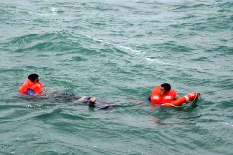 Cien desaparecidos tras naufragar un barco en Bangladesh