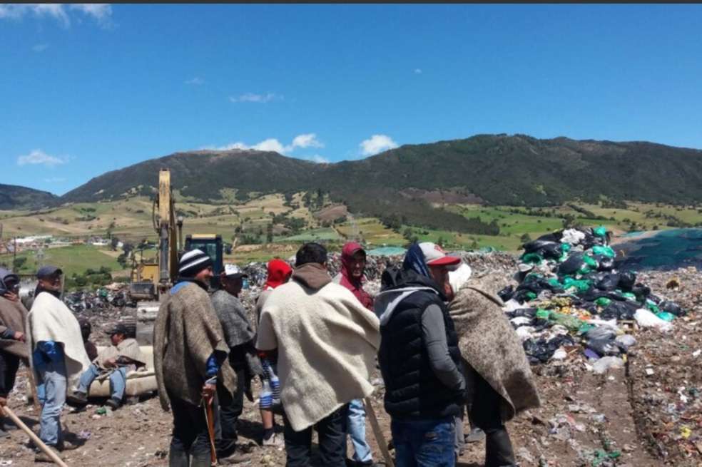 Vecinos de Doña Juana protestaron por la proliferación de moscas y la eventual expansión del relleno sanitario. / Liliana Castañeda - @LiliCastanedaM