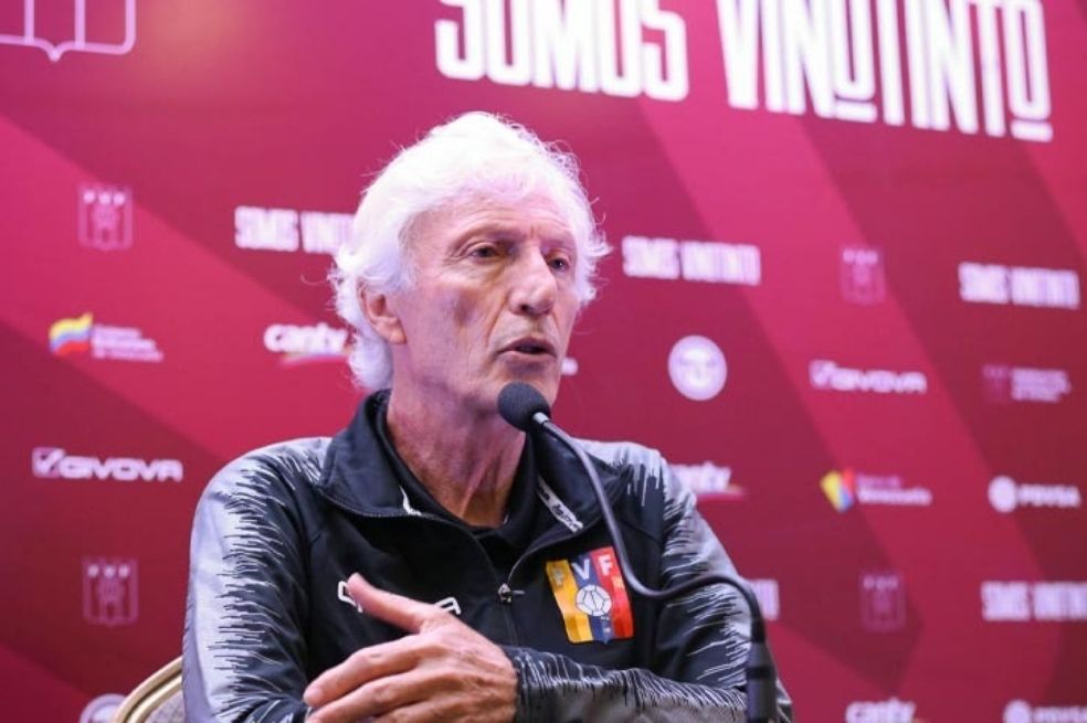 José Pékerman atendiendo a la prensa previo a su duelo contra la selección de Bolivia.