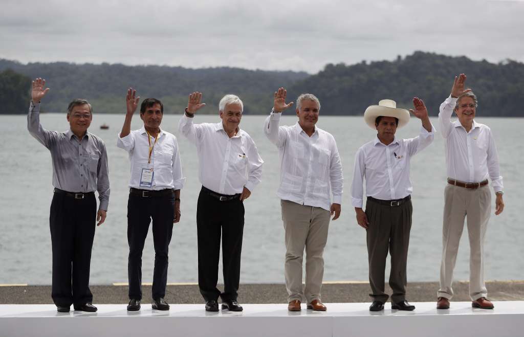 MED191. BAHÍA MALAGA (COLOMBIA), 26/01/2022.- Desde la izquierda, el ministro de Comercio e Industria de Singapur, Gan Kim Yong; el secretario de Hacienda de México, Rogelio Ramírez; el presidente de Chile, Sebastián Piñera; el presidente de Colombia, Iván Duque; el presidente de Perú, Pedro Castillo (2-d), y el presidente de Ecuador, Guillermo Lasso (d), posan durante la instalación de la XVI Cumbre Alianza del Pacífico, en Bahía Málaga (Colombia). EFE/ Ernesto Guzmán Jr