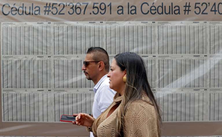 AME2159. BOGOTÁ (COLOMBIA), 29/10/2023.- Ciudadanos salen de un colegio electoral hoy, en Bogotá (Colombia). EFE/ Mauricio Dueñas Castañeda