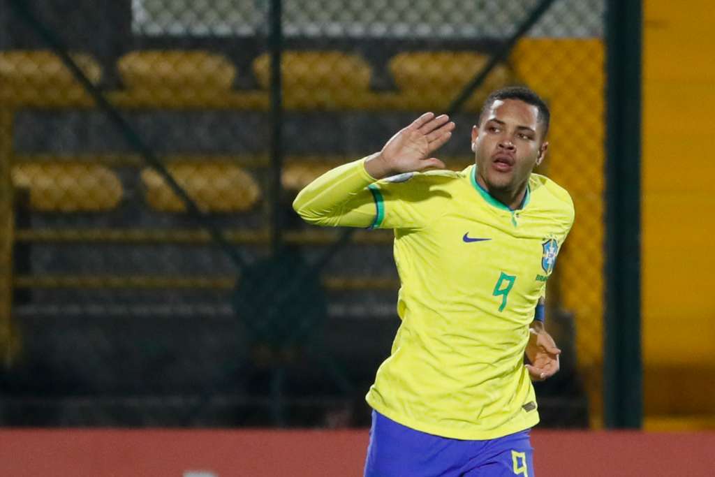 AMDEP1073. BOGOTÁ (COLOMBIA), 03/02/2023.- Vitor Roque de Brasil celebra un gol hoy, en un partido de la fase final del Campeonato Sudamericano Sub'20 entre las selecciones de Brasil y Venezuela en el estadio de Techo en Bogotá (Colombia). EFE/ Carlos Ortega