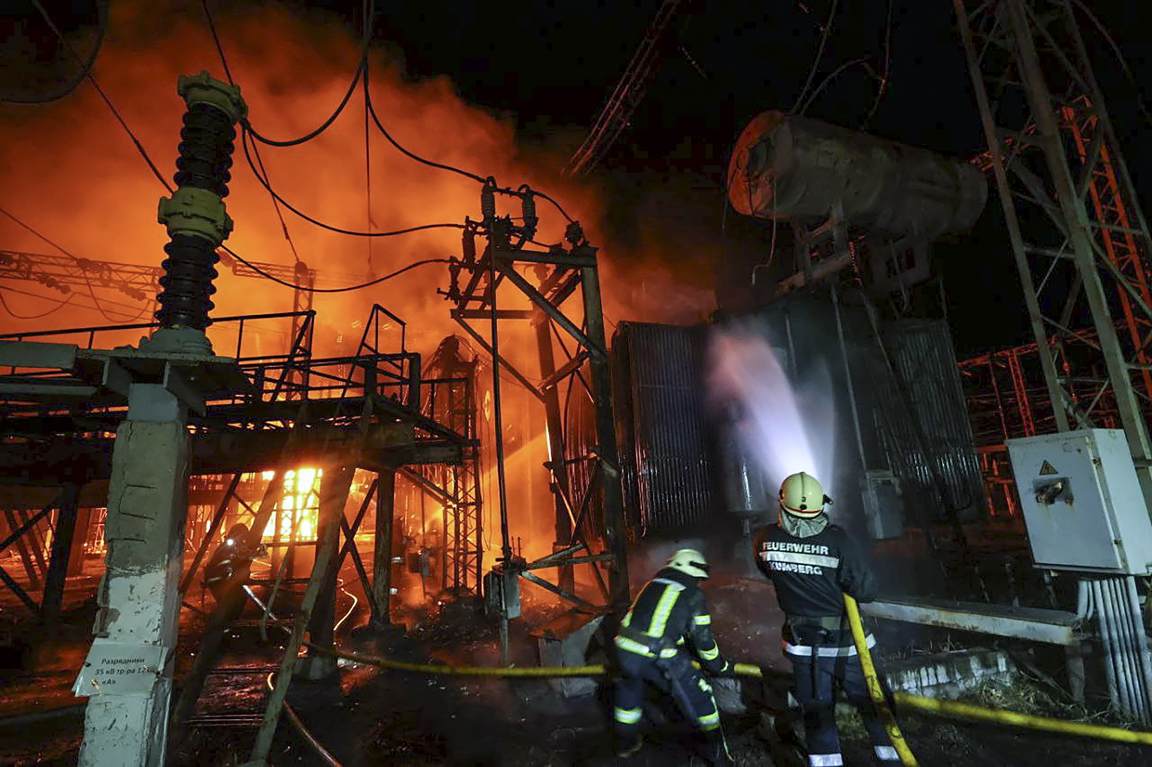 Kharkiv (Ukraine), 11/09/2022.- Ukrainian rescuers extinguish a fire after a rocket hit an infrastructure object in Kharkiv, Ukraine, 11 September 2022 amid Russia's military invasion. Energy and water supply disappeared on Sunday evening in many districts of Kharkiv after Russian rockets hit an infrastructure facility, Mayor Ihor Terekhov said. Kharkiv and surrounding areas have been the target of heavy shelling since February 2022, when Russian troops entered Ukraine starting a conflict that has provoked destruction and a humanitarian crisis. (Incendio, Rusia, Ucrania) EFE/EPA/SERGEY KOZLOV