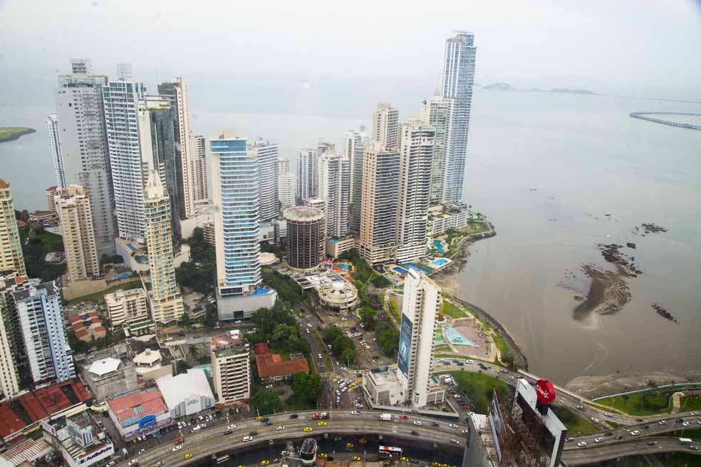 Al otro lado de los edificios, los centros comerciales y grandes cadenas de restaurantes se esconden los 193 años de historia de Panamá en el barrio de San Felipe.