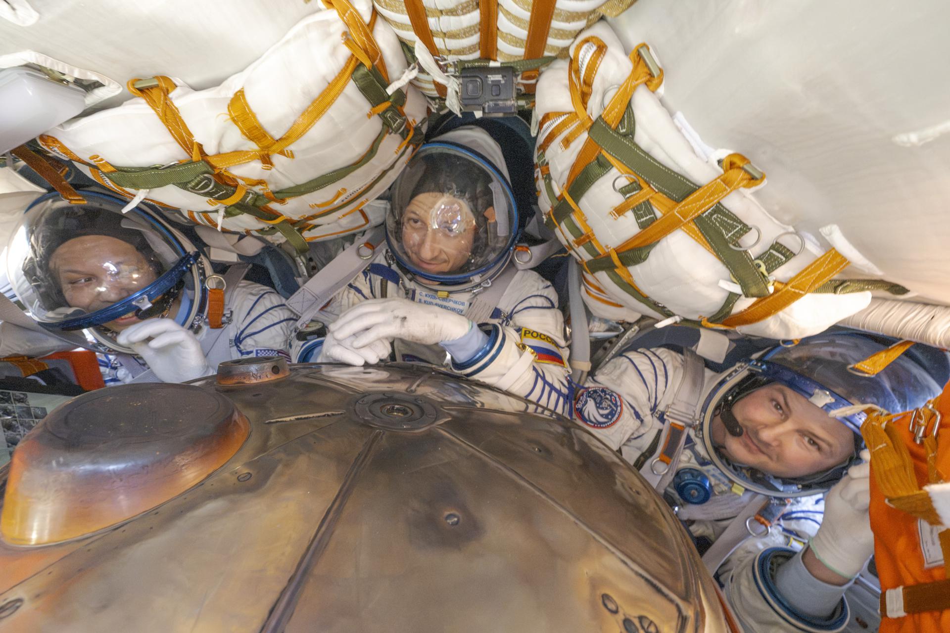 ZHEZKAZGAN (Kazakhstan), 26/07/2026.- A handout photo made available by NASA shows NASA astronaut Chris Williams (L), Roscosmos cosmonaut Sergey Kud-Sverchkov (C), and Roscosmos cosmonaut Sergei Mikaev (R) inside the Soyuz MS-28 spacecraft after landing in a remote area near Zhezkazgan, Kazakhstan, 26 July 2026. The trio returned to Earth after spending 241 days in space as members of Expeditions 73 and 74 aboard the International Space Station. (Kazajstán) EFE/EPA/BILL INGALLS / NASA / HANDOUT MANDATORY CREDIT: (NASA/Bill Ingalls)
AFS 8/101 - PermanentHANDOUT EDITORIAL USE ONLY/NO SALES