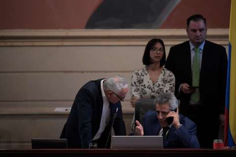 MinHacienda dice que sigue estudiando aval fiscal de la reforma a la salud