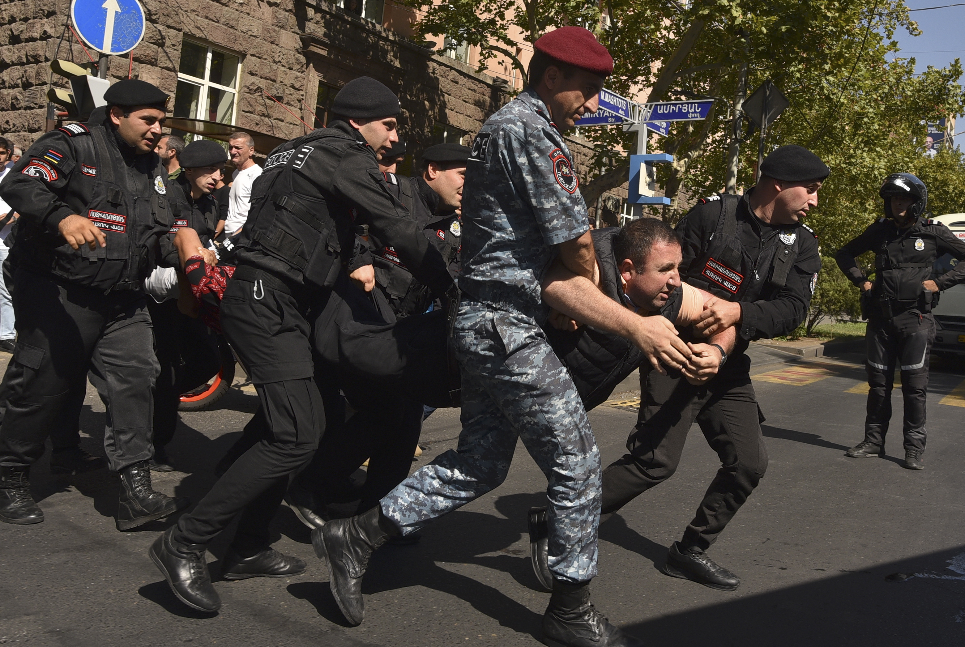 Ereván (Armenia), 22/09/2023.- Policías armenios detienen a un hombre durante una protesta contra la acción militar de Azerbaiyán en la región de Nagorno-Karabaj, en Ereván, Armenia, este viernes. Más de 80 personas fueron detenidas en centros antigubernamentales manifestaciones en Ereván, informó la policía armenia. El 19 de septiembre, tras el inicio de la operación militar de las Fuerzas Armadas de Azerbaiyán en Nagorno-Karabaj, comenzaron las protestas de la oposición en Armenia exigiendo la dimisión del primer ministro Nikol Pashinyan. EFE/NAREK ALEKSANYAN
