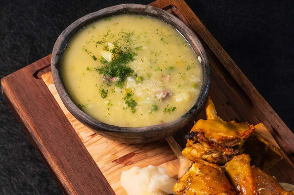 Sopa de arroz con gallina
