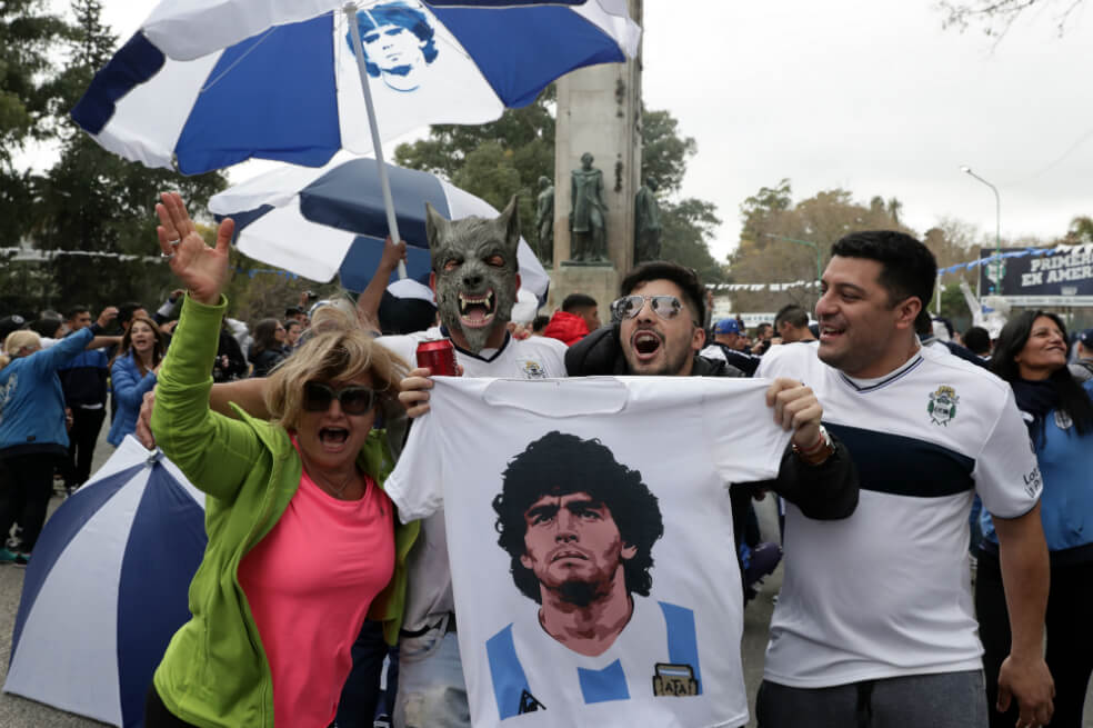 Locura desató Maradona en los seguidores de Gimnasia y Esgrima de La Plata. / AFP