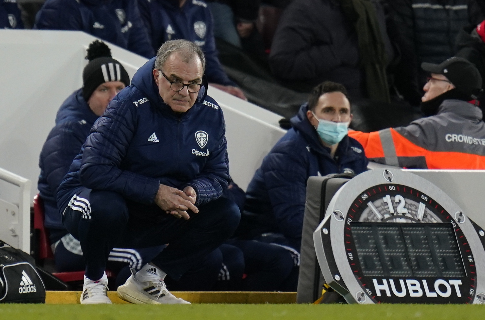 Liverpool (United Kingdom), 23/02/2022.- Leeds United manager Marcelo Bielsa reacts during the English Premier League soccer match between Liverpool FC and Leeds United in Liverpool, Britain, 23 February 2022. (Reino Unido) EFE/EPA/Tim Keeton EDITORIAL USE ONLY. No use with unauthorized audio, video, data, fixture lists, club/league logos or 'live' services. Online in-match use limited to 120 images, no video emulation. No use in betting, games or single club/league/player publications