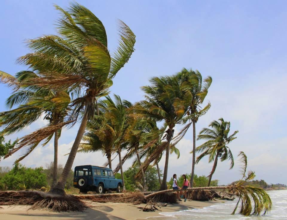 Diego cuenta con dos Land Rover para sus travesías: "El Tinieblo Rezandero", que ha sido su fiel compañero en sus viajes por todo el territorio colombiano, y otro Land Rover modelo 74 apodado "Caricare",