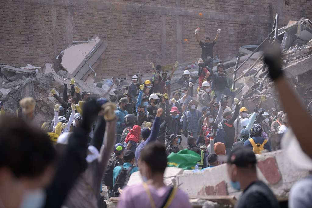Rescatistas profesionales, acompañados por voluntarios y fuerza pública, retiran escombros y buscan sobrevivientes el 12 de agosto, tercer día del terremoto de 7.4 que azoto varias regiones de Colombia.