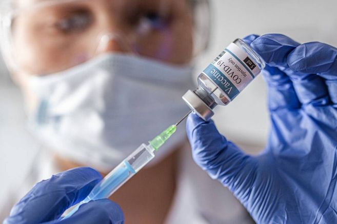 El desarrollo de una vacuna dura entre 10 y 15 años normalmente, pero con la emergencia sanitaria causada por el coronavirus se puso una meta récord de 18 meses para tener el resultado final.