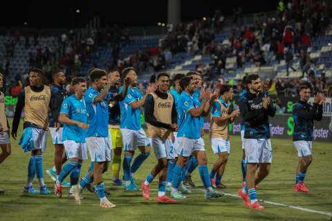 Napoli golea al Cagliari de Yerry Mina y es líder de la Serie A