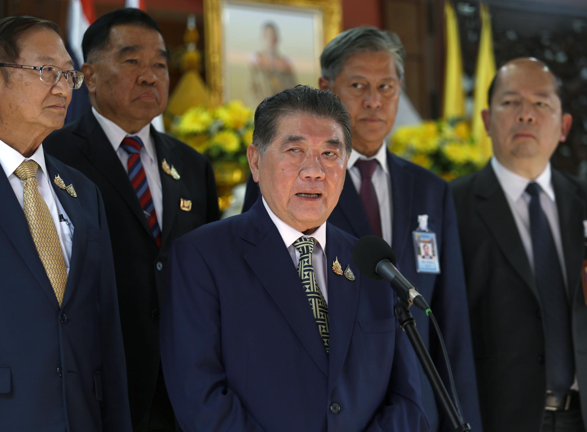 Bangkok (Thailand), 24/07/2025.- Thai Deputy Prime Minister and Interior Minister Phumtham Wechayachai (C) speaks at a press conference after the National Security Council meeting on the Thailand and Cambodia border situation at the Center for Special Operations in the Thai-Cambodian Border Situation Administration (CSOSA), in Bangkok, Thailand, 24 July 2025. Armed clashes erupted between Thai and Cambodian forces along the disputed border on 24 July, with both sides accusing each other of initiating the exchange amid rising tensions. According to a statement from Thailand’s Foreign Ministry, Cambodian forces fired heavy artillery into a Thai military base on the morning of 24 July, with the attacks also targeting civilian areas, including a hospital, resulting in casualties and fatalities. (Camboya, Tailandia) EFE/EPA/NARONG SANGNAK