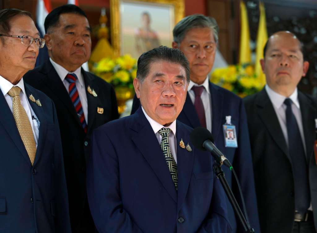 Bangkok (Thailand), 24/07/2025.- Thai Deputy Prime Minister and Interior Minister Phumtham Wechayachai (C) speaks at a press conference after the National Security Council meeting on the Thailand and Cambodia border situation at the Center for Special Operations in the Thai-Cambodian Border Situation Administration (CSOSA), in Bangkok, Thailand, 24 July 2025. Armed clashes erupted between Thai and Cambodian forces along the disputed border on 24 July, with both sides accusing each other of initiating the exchange amid rising tensions. According to a statement from Thailand’s Foreign Ministry, Cambodian forces fired heavy artillery into a Thai military base on the morning of 24 July, with the attacks also targeting civilian areas, including a hospital, resulting in casualties and fatalities. (Camboya, Tailandia) EFE/EPA/NARONG SANGNAK