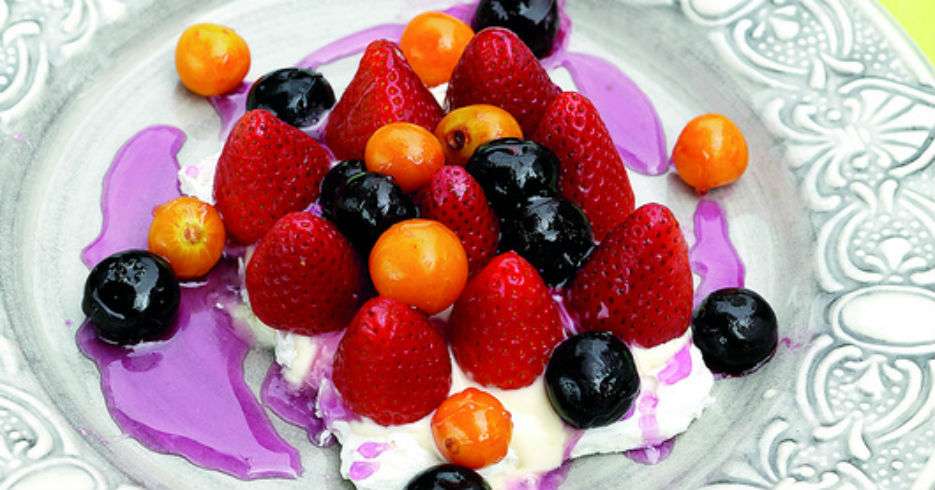 Qué delicia de postre un merengue con fresas, uchuvas y arándanos
