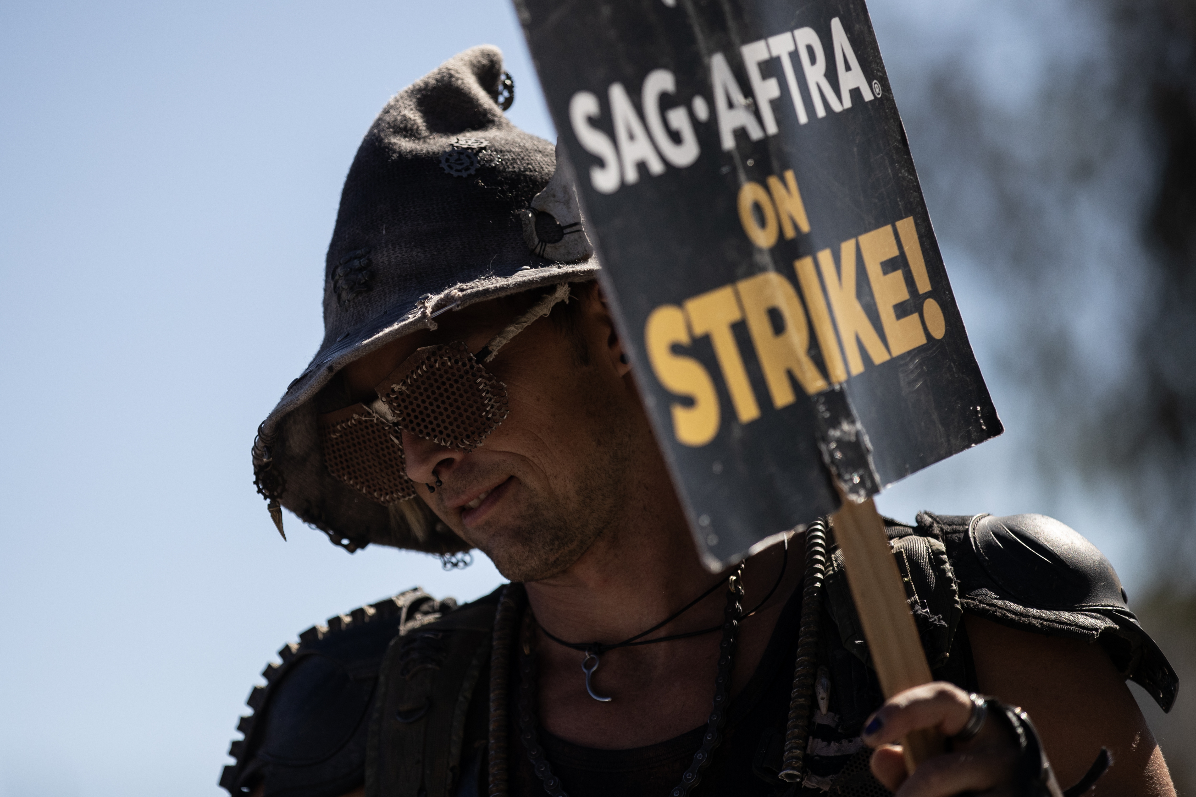 Los Angeles (United States), 08/11/2023.- A costumed protestor holds a poster reading 'SAG-AFTRA on Strike' as SAG-AFTRA members and supporters demonstrate in front of Netflix headquarters on a post-apocalyptic theme in Los Angeles, California, 08 November 2023. The Screen Actors Guild-American Federation of Television and Radio Artists (SAG-AFTRA) has been on strike since 14 July 2023, it is the longest strike in SAG-AFTRA history. (Protestas) EFE/EPA/ETIENNE LAURENT