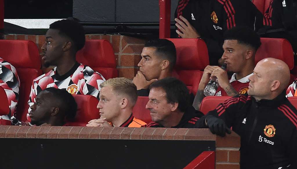 Manchester (United Kingdom), 22/08/2022.- Cristiano Ronaldo of Manchester United (C) watches during the English Premier League soccer match between Manchester United and Liverpool FC in Manchester, Britain, 22 August 2022. (Reino Unido) EFE/EPA/PETER POWELL EDITORIAL USE ONLY. No use with unauthorized audio, video, data, fixture lists, club/league logos or 'live' services. Online in-match use limited to 120 images, no video emulation. No use in betting, games or single club/league/player publications