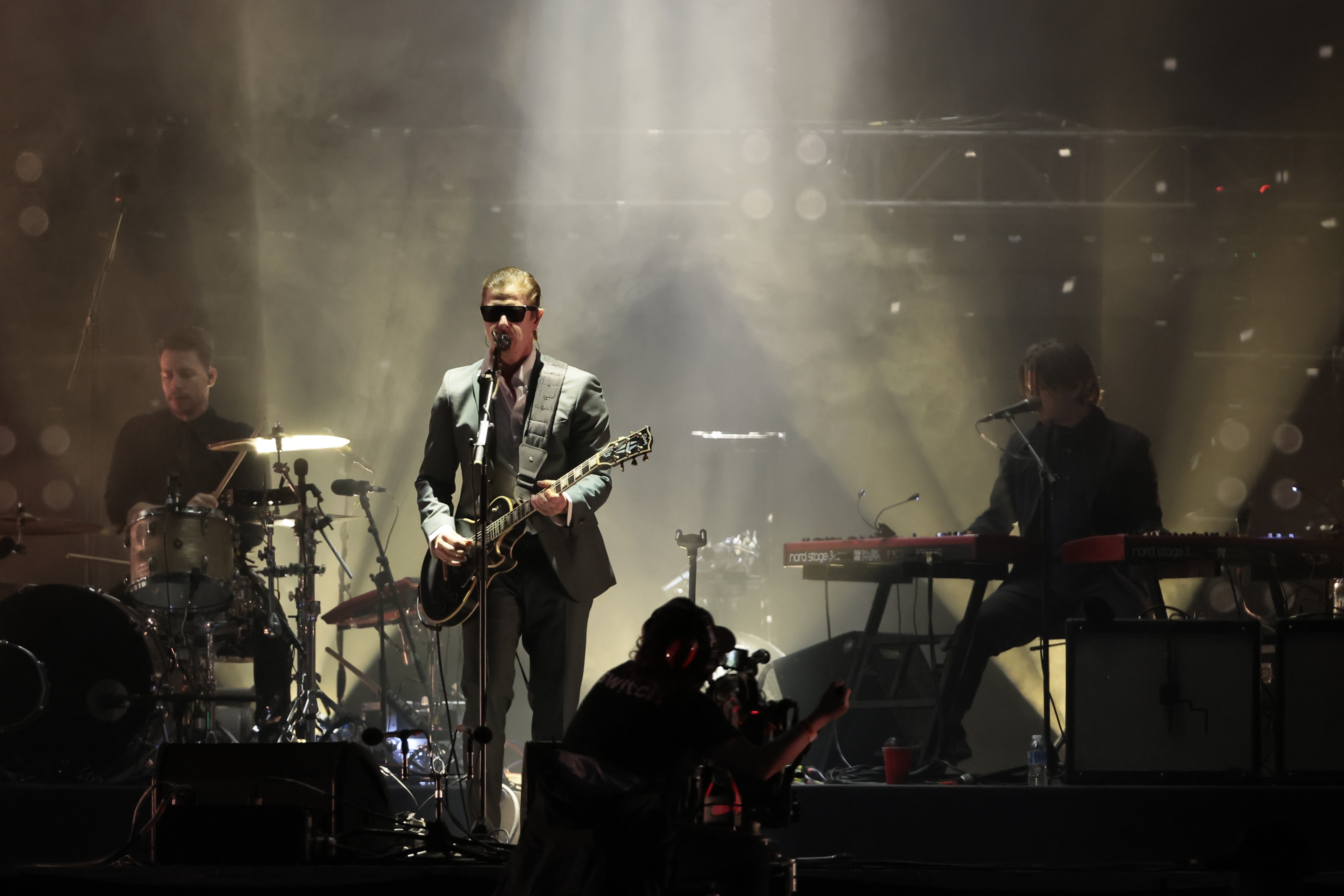 MEX00. CIUDAD DE MÉXICO (MÉXICO), 20/04/2024.- La banda estadounidense Interpol se presenta en un concierto gratuito este sábado en la Plaza de la Constitución, en Ciudad de México. EFE/José Méndez