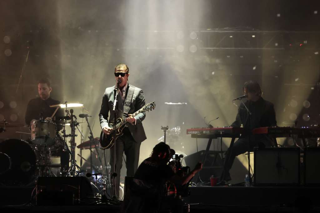 MEX00. CIUDAD DE MÉXICO (MÉXICO), 20/04/2024.- La banda estadounidense Interpol se presenta en un concierto gratuito este sábado en la Plaza de la Constitución, en Ciudad de México. EFE/José Méndez