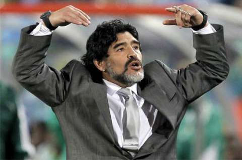 Maradona podría ser el nuevo técnico de Argentinos Juniors