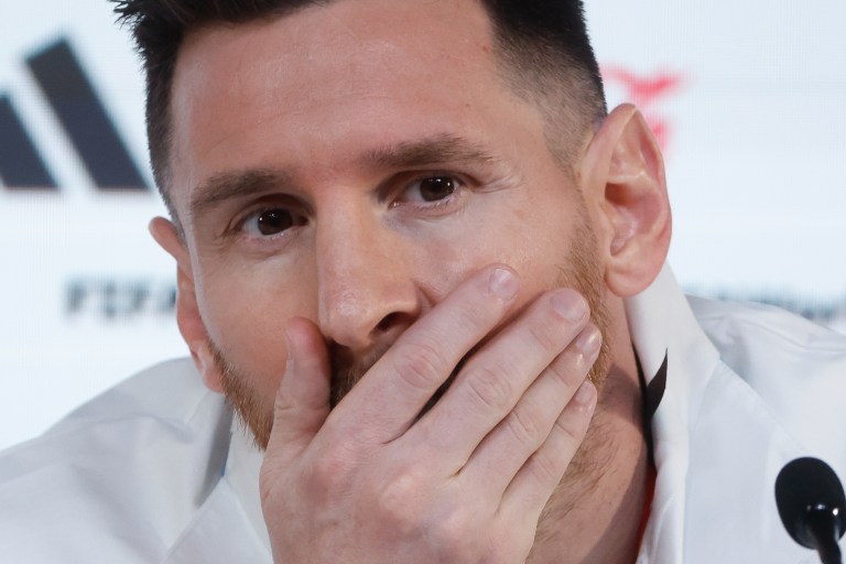 ¿Qué le pasó al tobillo de Messi? Imagen muestra hinchado el pie del crack