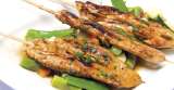 Satays de pollo con salsa barbecue oriental sobre ensalada de pepino cohombro