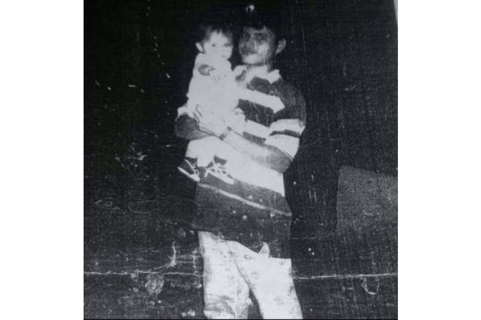 Jorge Leiva alzando a una niña.