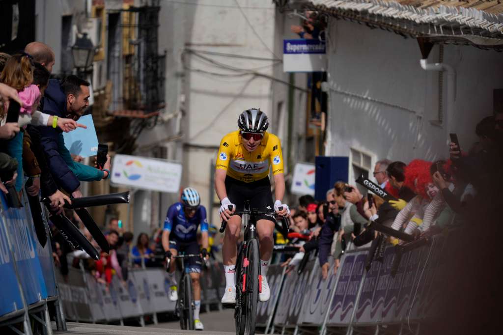 IZNAJAR (CORDOBA), 18/02/2023.- El corredor esloveno Tadej Pogacar (UAE Team Emirates) se impone vencedor de la cuarta etapa de la 69º Vuelta a Andalucía disputada entre Olvera (Cádiz) e Iznájar, de 164 kilómetros de recorrido, este sábado. EFE/ Rafa Alcaide