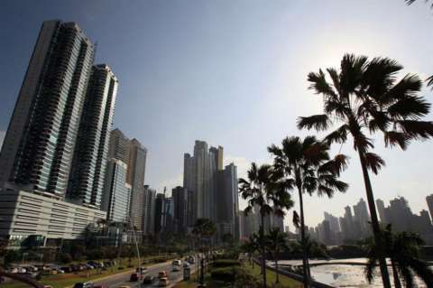 Allanan oficinas de firma de abogados panameños implicados en "Panamá Papers"